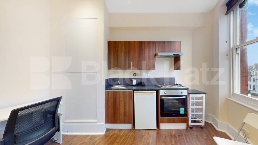 Modern one bed set within a large period house mins to tube and shops Sutherland Avenue, Maida Vale